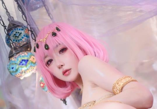 阿包也是兔娘《梦梦舞娘》:性感白衣梦梦cos,粉色短发惊艳登场!