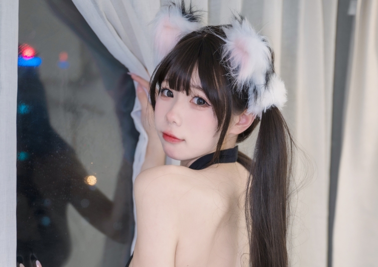 %title插图%num咬一口兔娘《黑白配》Cosplay作品解析：魅力与可爱的完美结合