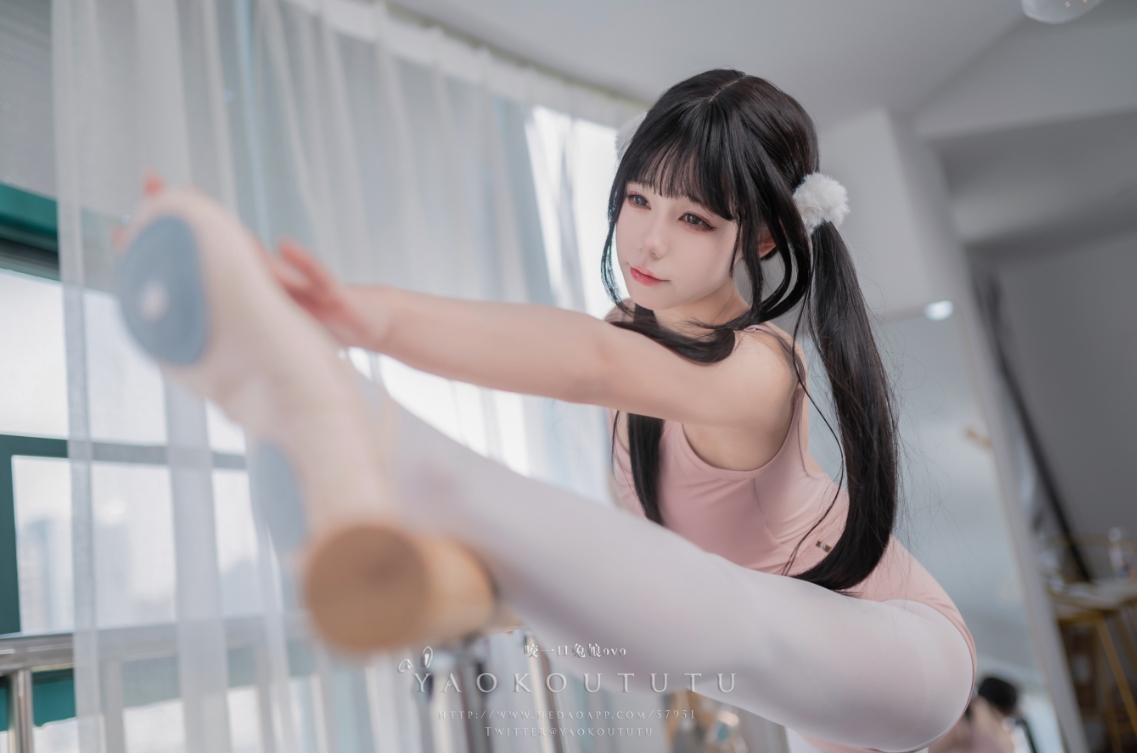 %title插图%num咬一口兔娘ovo《来不及的舞蹈课》:芭蕾教室里的优雅瞬间 %title插图%num咬一口兔娘ovo《来不及的舞蹈课》:芭蕾教室里的优雅瞬间