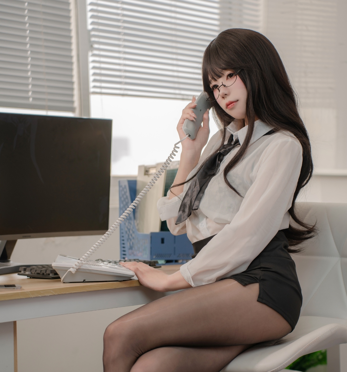 %title插图%num咬一口兔娘ovo的《老板发现的秘密》:职场的魅力与诱惑 %title插图%num咬一口兔娘ovo的《老板发现的秘密》:职场的魅力与诱惑