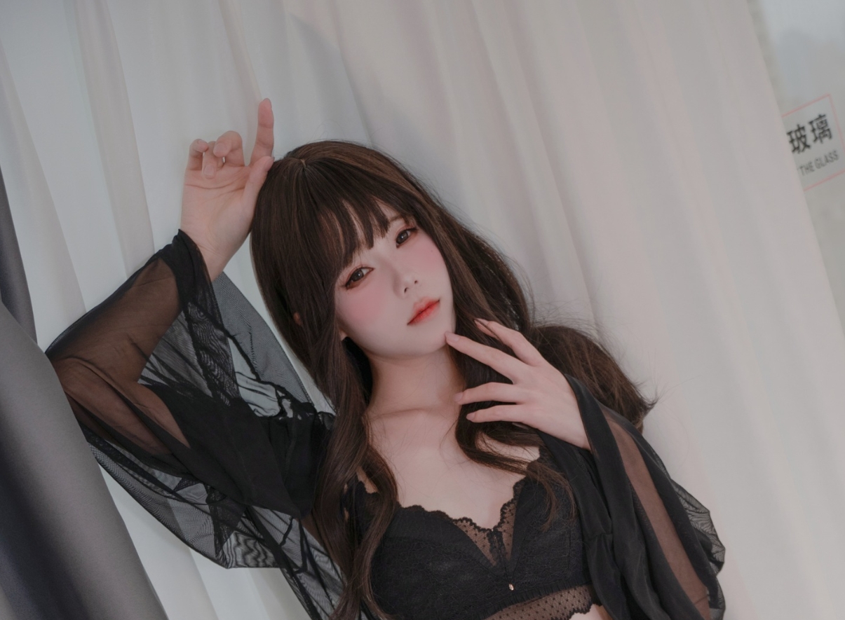 %title插图%num咬一口兔娘ovo《六月订阅 – 微醺大姐姐》：成熟与神秘交织的迷人瞬间