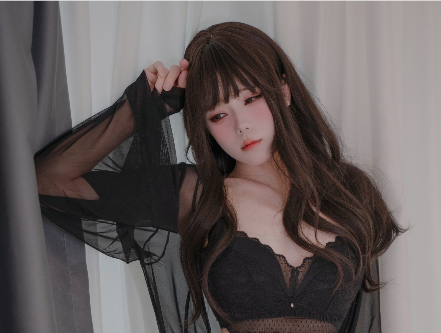 %title插图%num咬一口兔娘ovo《六月订阅 – 微醺大姐姐》：成熟与神秘交织的迷人瞬间