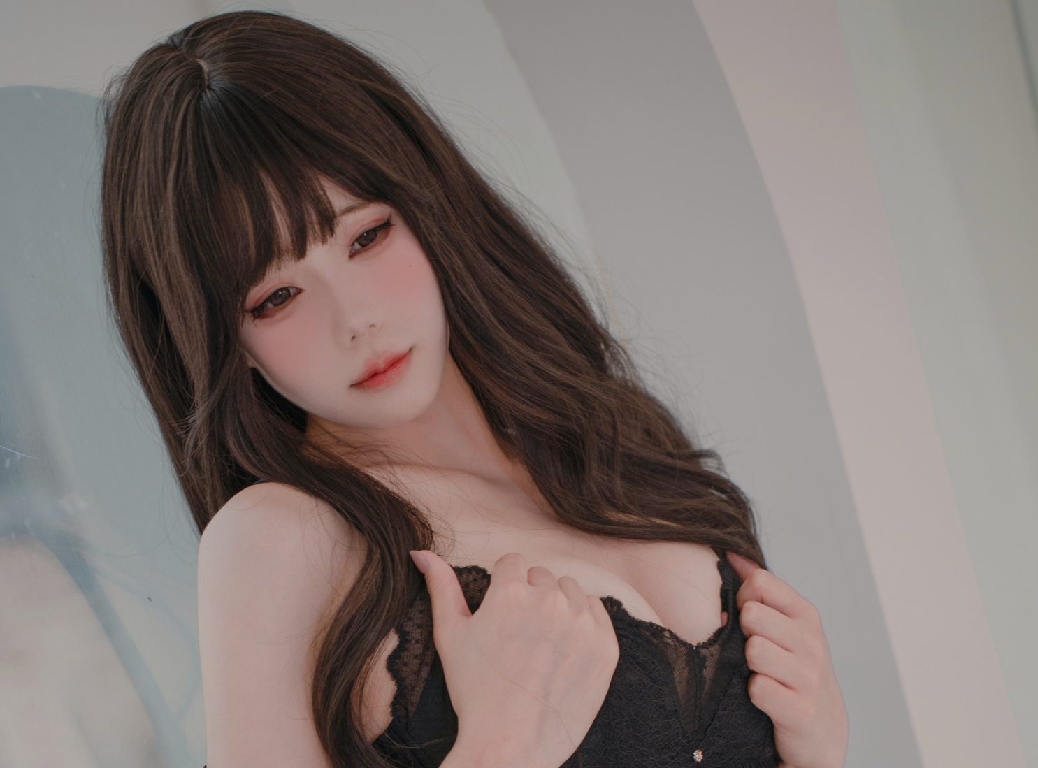 %title插图%num咬一口兔娘ovo《六月订阅 – 微醺大姐姐》：成熟与神秘交织的迷人瞬间