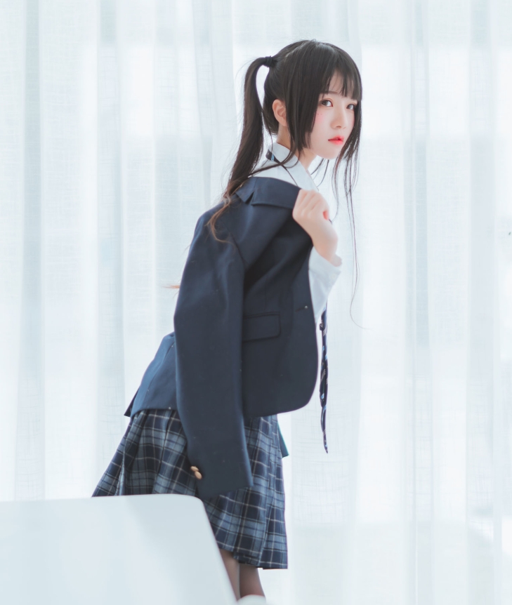 %title插图%num桜桃喵《冬季制服丝秀》:校园与成熟完美结合的美丽瞬间 %title插图%num桜桃喵《冬季制服丝秀》:校园与成熟完美结合的美丽瞬间