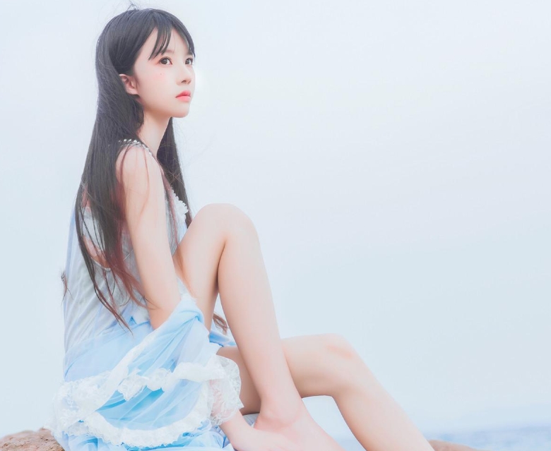 桜桃喵《冬眠 长裙》:温柔如梦的蓝色梦境