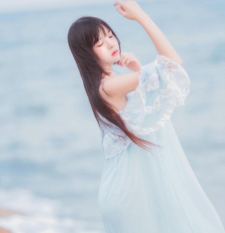 %title插图%num桜桃喵《冬眠 长裙》：温柔如梦的蓝色梦境