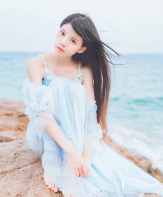 %title插图%num桜桃喵《冬眠 长裙》：温柔如梦的蓝色梦境