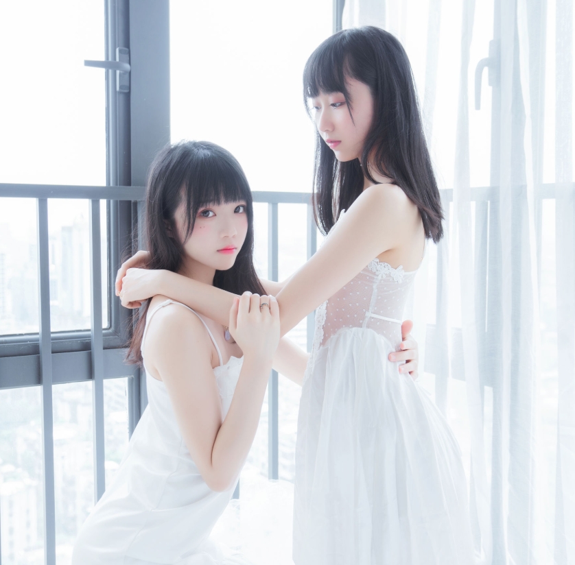 %title插图%num木绵绵OwO与樱桃喵朝白裙写真赏析：双倍纯白暴击，这波清晨福利绝了