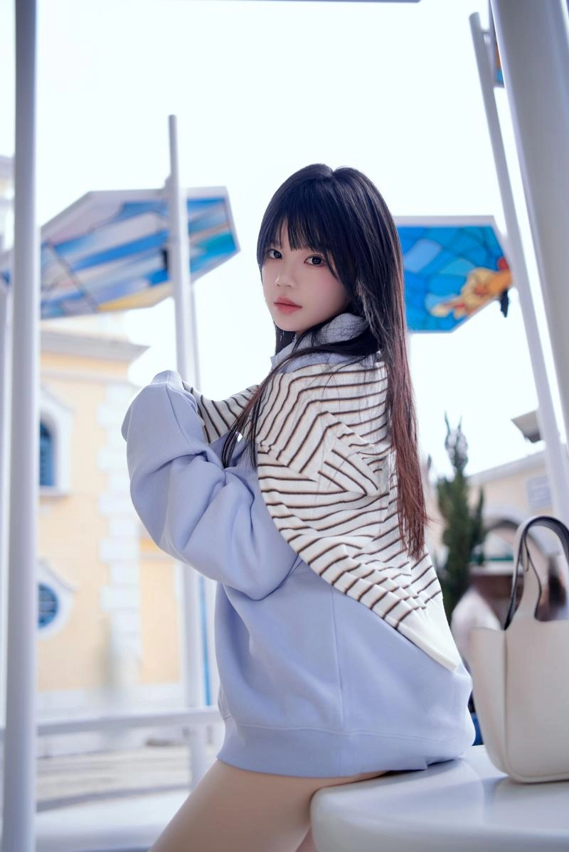 %title插图%num樱桃喵私影新作《蓝》：浅蓝卫衣搭配白丝长袜，清纯学妹风氛围感爆棚！