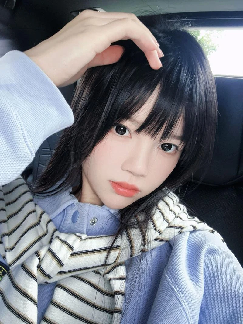 %title插图%num樱桃喵私影新作《蓝》：浅蓝卫衣搭配白丝长袜，清纯学妹风氛围感爆棚！