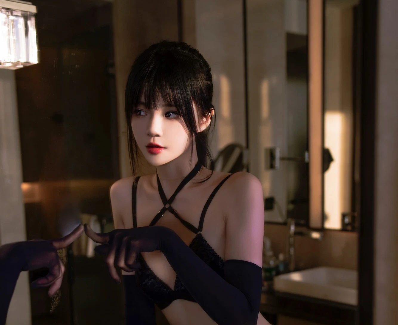 %title插图%num樱桃喵新作《黑金》安利:黑蕾丝与夕阳金光的顶级碰撞,镜面视角绝了! %title插图%num樱桃喵新作《黑金》安利:黑蕾丝与夕阳金光的顶级碰撞,镜面视角绝了!